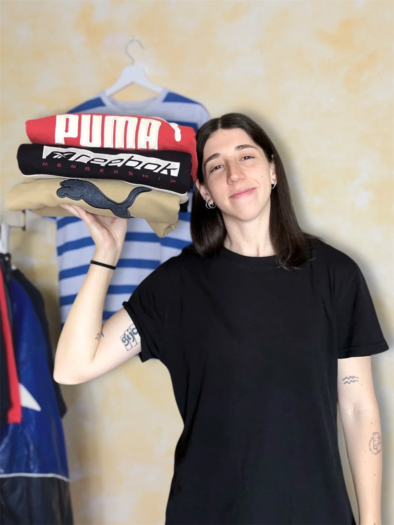 Natalia mostrando una selección de prendas